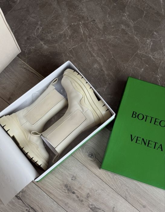 Черевики Bottega Veneta tire молочні челсі