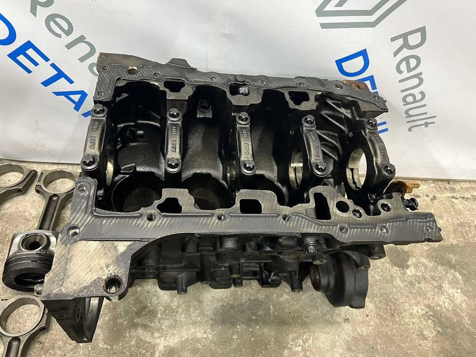 Блок двигуна мотора Renault 2.3 M9T 11339R поршні,шатуни,колінвал