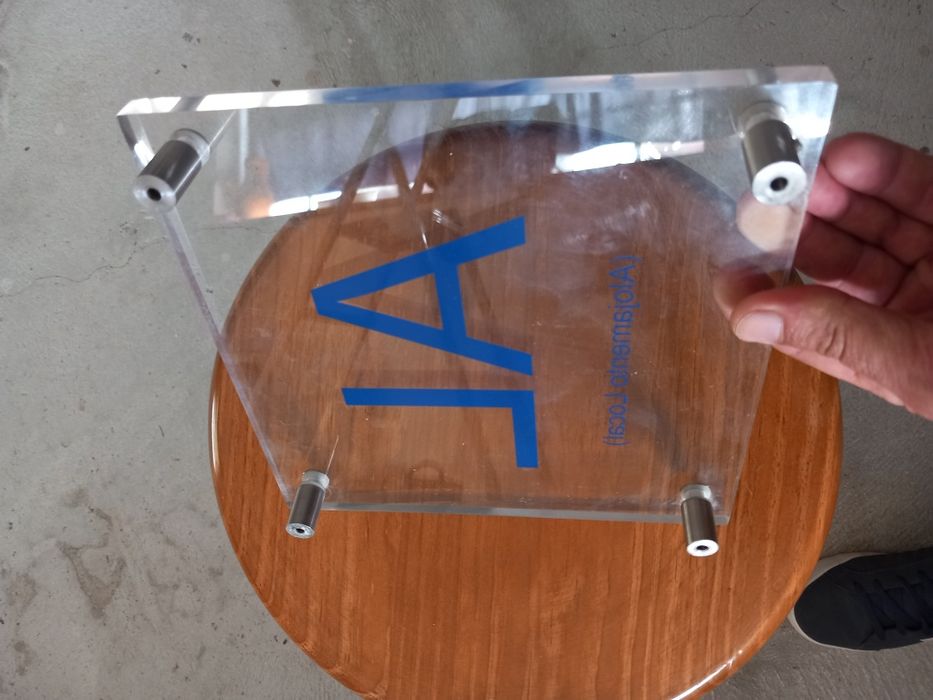 Placa AL em acrílico com afixadores de inox