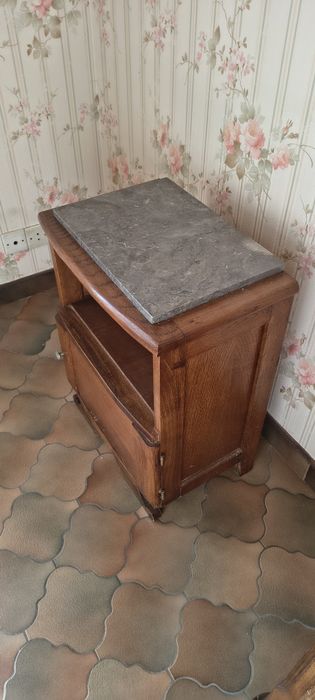 Stary drewniany stolik nocny przy łóżku