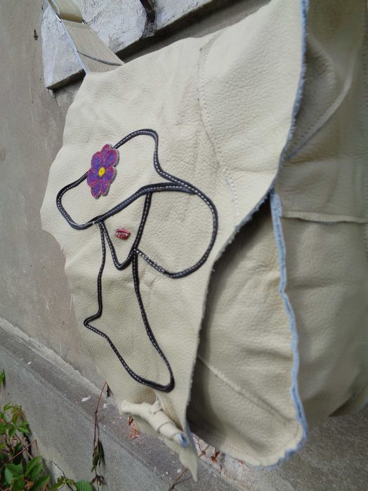 Artystyczna skórzana torebka z kobietą w kapeluszu. Handmade