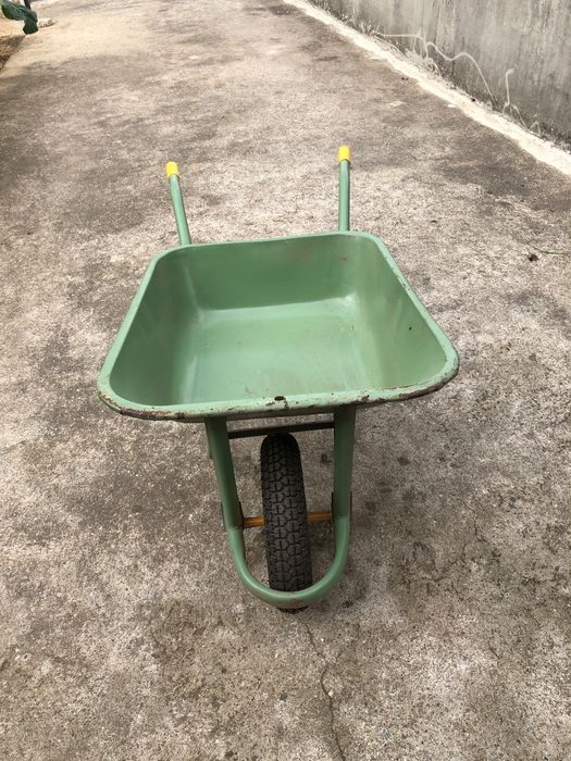 Carro de.  Mao antigo.  Novo