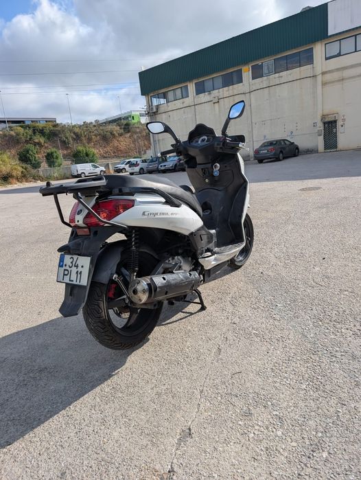 Mota 300c automática motor e elétrica em perfeito  estado , pneus novos e óleo trocado, ano 2015 sem nada pra fazer com faturas da oficina.