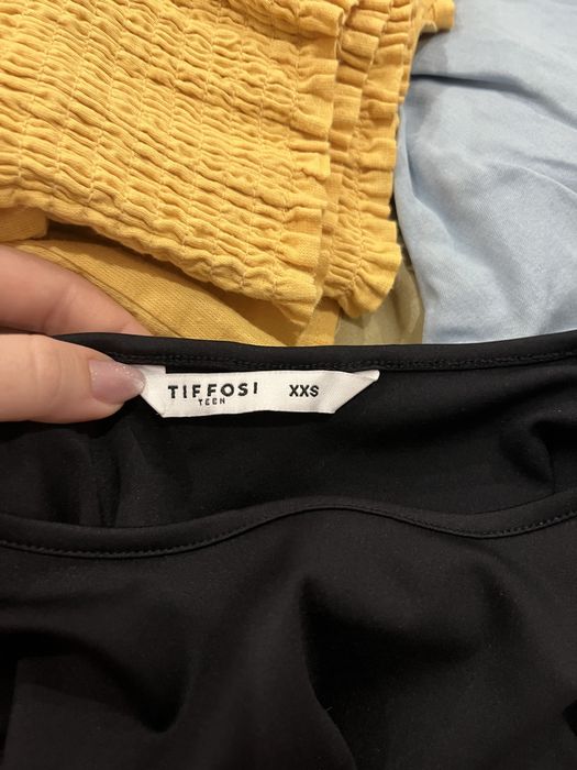 Vestido preto tubo Tiffosi | Justo | Com recorte na barriga