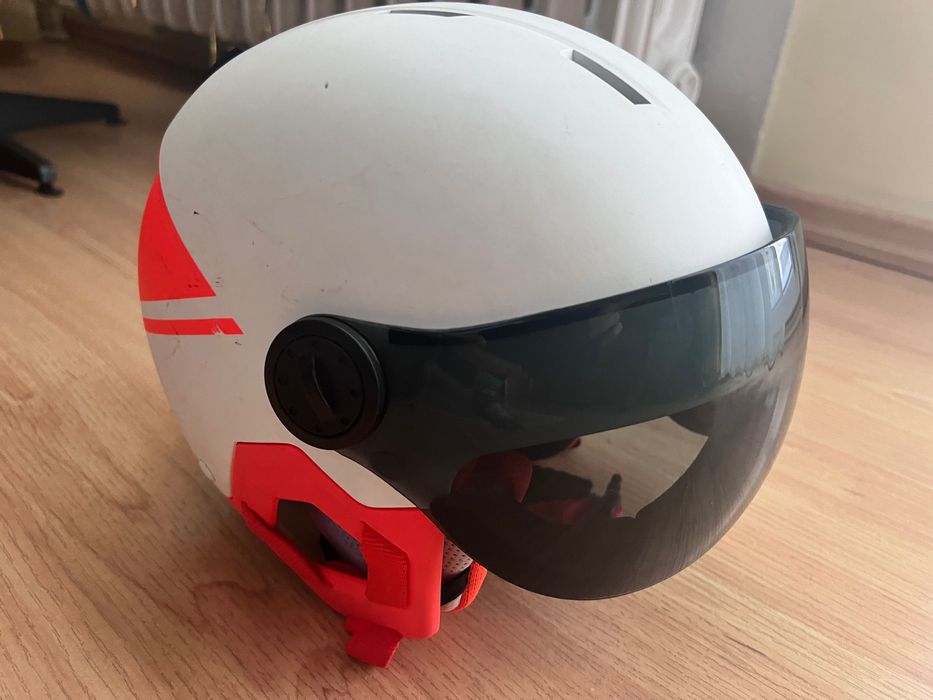 Dziecięcy kask narciarski z szybką 55