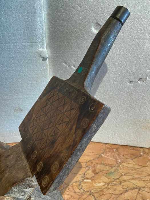 Utensílio tribal africano talhado em madeira