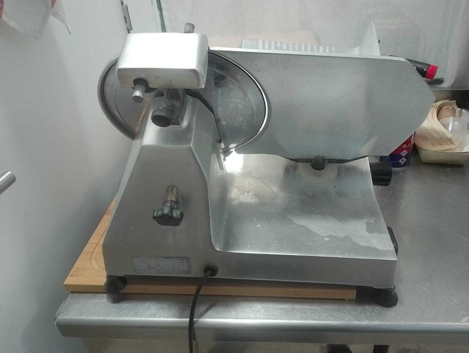 Fiambreira Profissional para Corte de Frios – Ótimo Estado