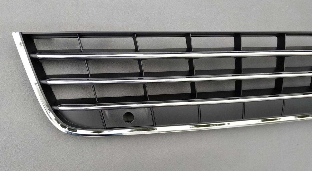 Решітка бампера центральна VW Touareg 2010 - 2014