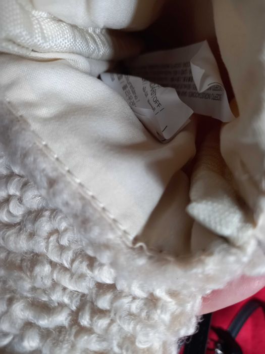 Bolsa para telemóvel em pêlo artificial creme - Stradivarius