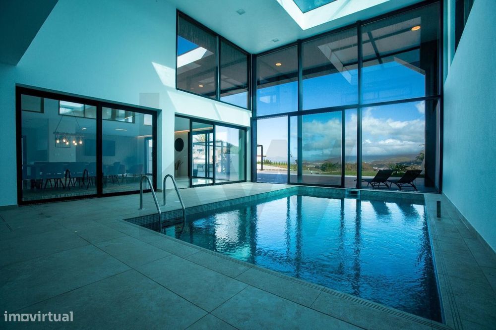 Moradia de luxo com piscina interior e vista verde e mar | Pico da Ped