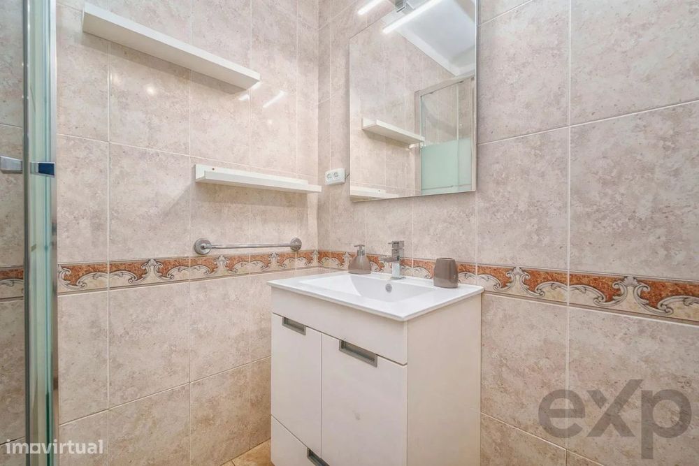 Moradia T2+1 com quintal e terraços com vista mar em Olhão, junto à Ri