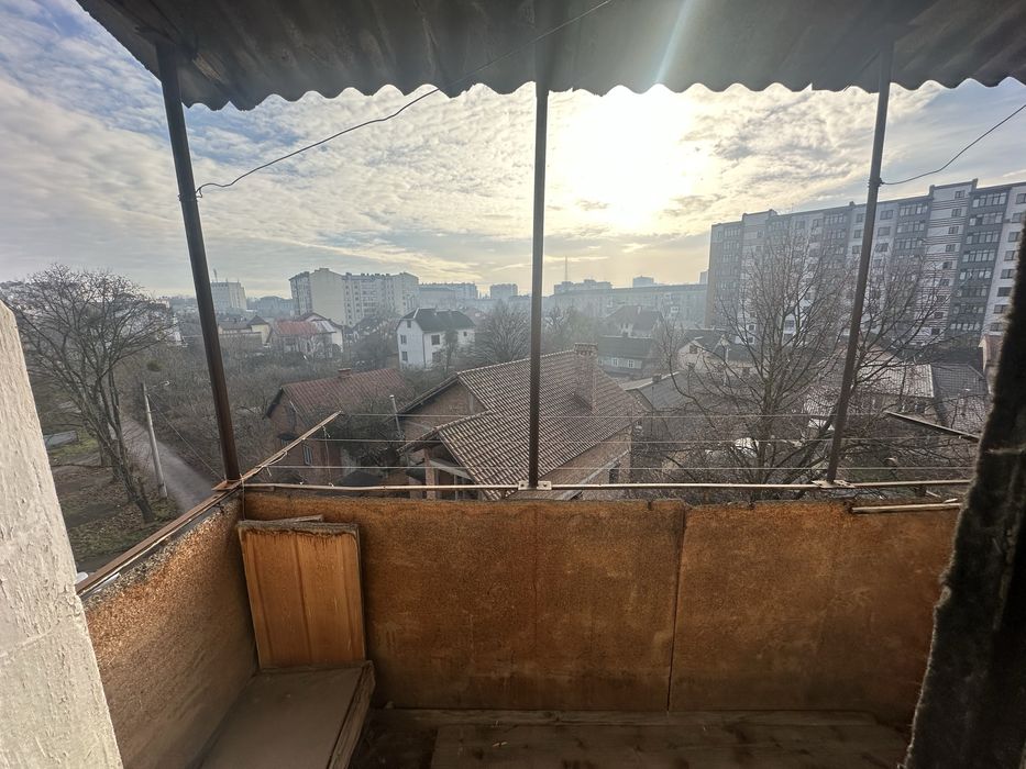 Продам 3-кімнатну квартиру на вул. Пулюя