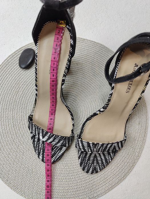 Nowe śliczne czarno białe sandałki na szerokim stabilnym słupku rozmia