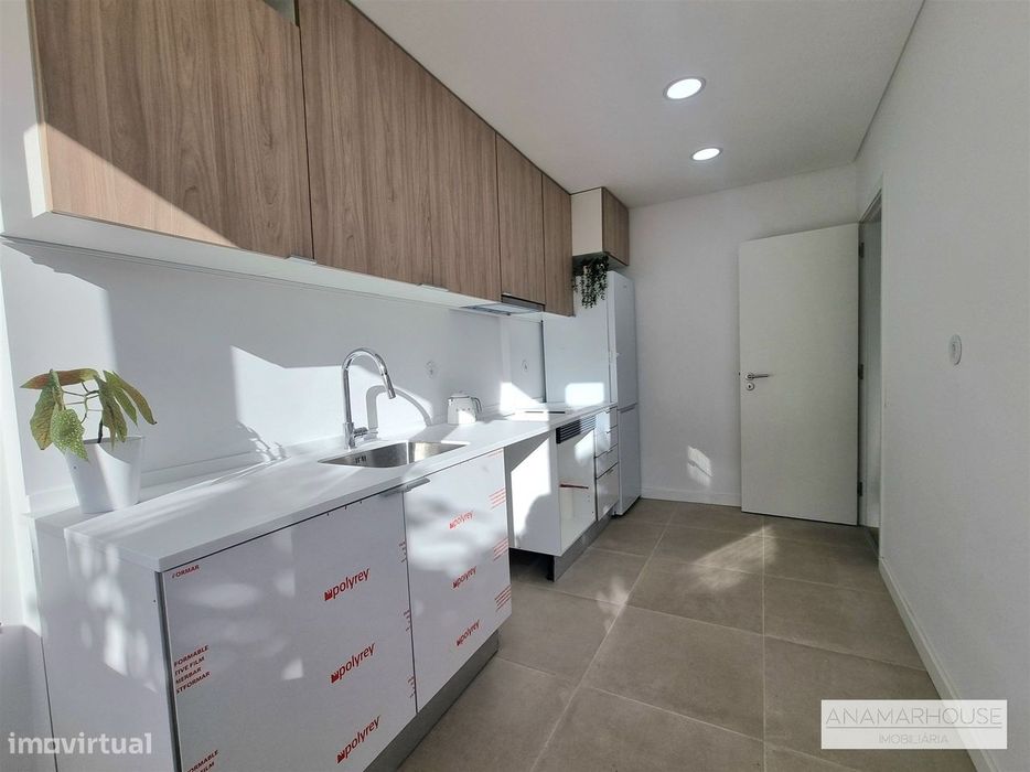 T2 totalmente remodelado com duas varandas num 1 andar, no centro da V