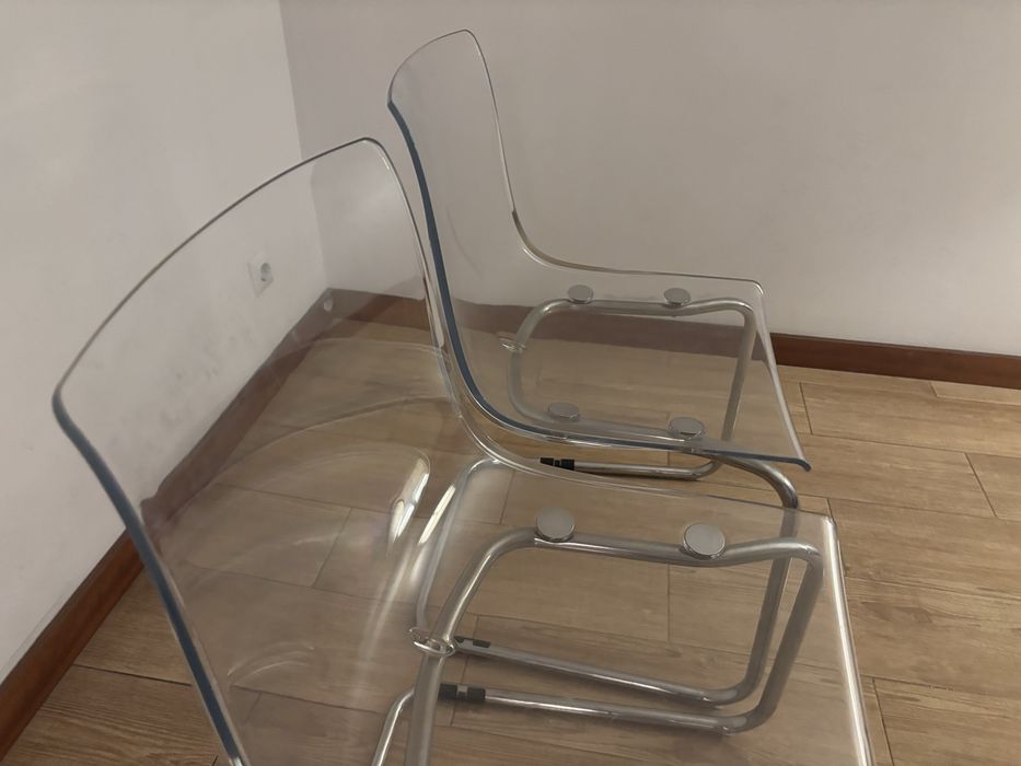 2 cadeiras IKEA transparentes