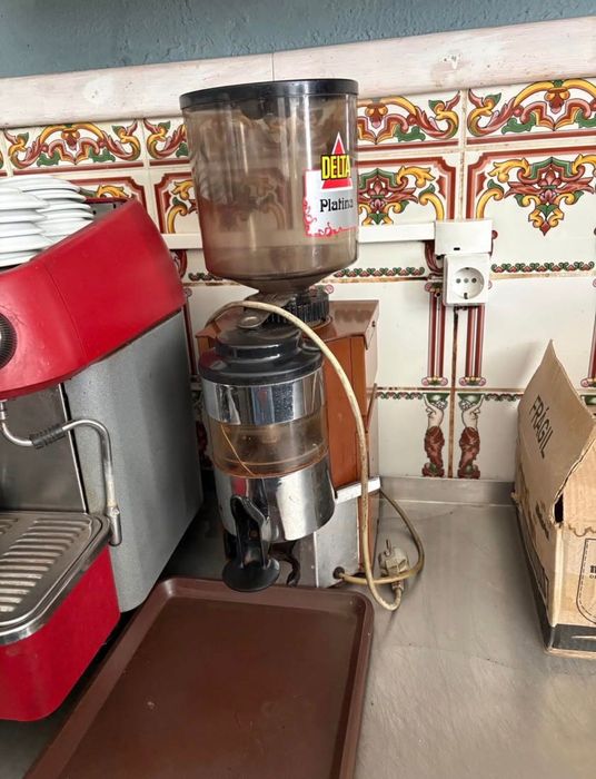 Máquina de café industrial e moinho de café