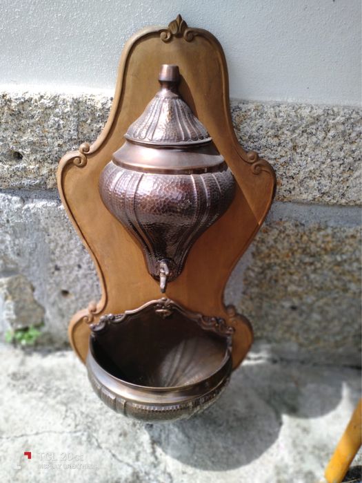 Fonte em cobre com base em madeira