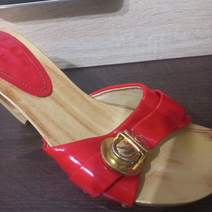 Czerwone drewniaki,  z wyciętym słupkiem, rozmiar 38