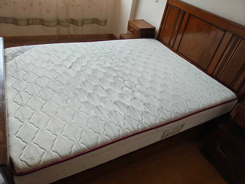 Cama de casal antiga em madeira + 2 mesas de cabeceira