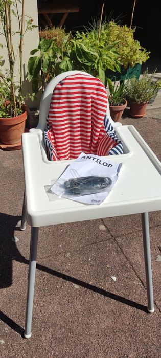 Cadeira Ikea Antilop com mesa e almofada