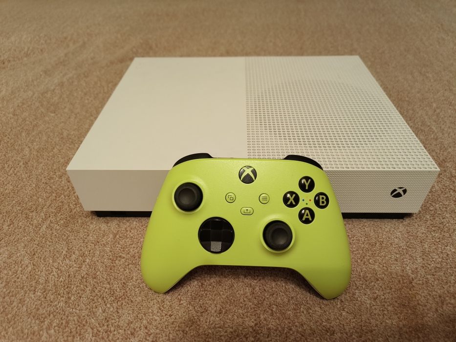 Xbox One S 1 Tb + геймпад Xbox Series ( новий , акумулятор)+ акаунт з іграми