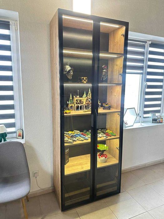 Витрина / стеллаж со стеклом и подсветкой