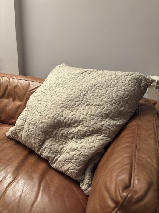 Almofada e fronha em algodão.