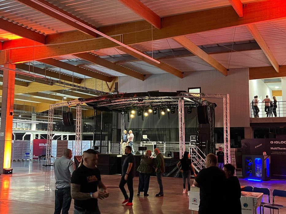 Podesty podest sceniczne scena nagłośnienie D&B światło konferencja