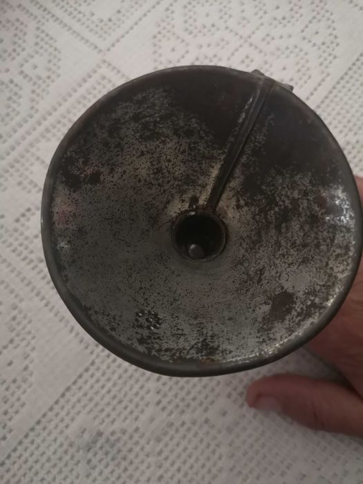 funil em lata usado nas adegas