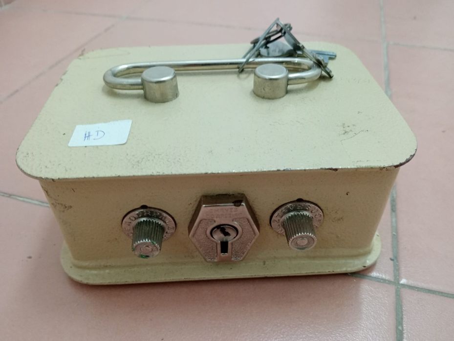 Cofre antigo com chaves e código