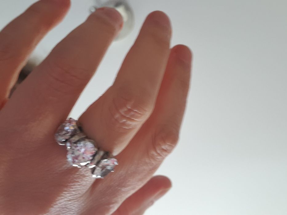 Anel prata de lei  e zircões novo