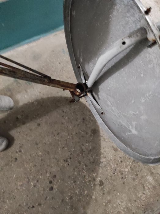 Супутникова антена з кронштейном