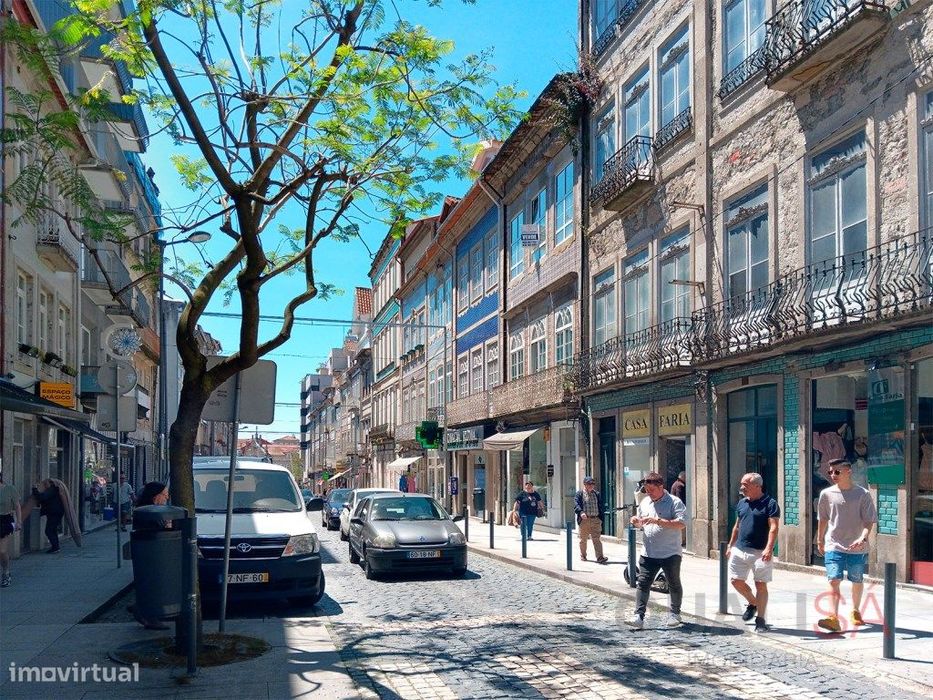 Apartamento T1 com varanda em prédio novo no centro histórico de Br...