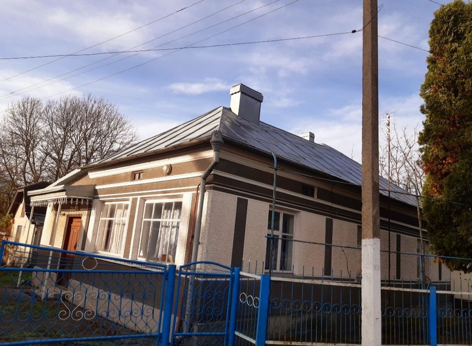 Продається будинок з господарськими будовами