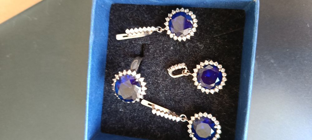 Продам сережки срібні з  сапфіром, можна набором