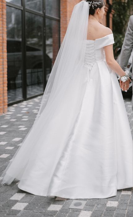 Весільна сукня атлас