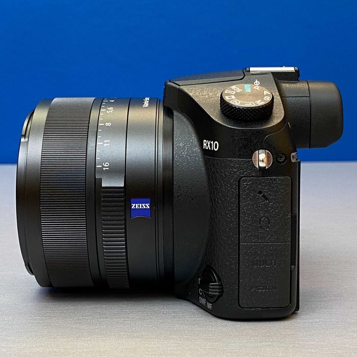 Sony Cyber-Shot DSC-RX10 (20.2MP - 24-200mm f/2.8)