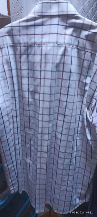 Camisa branca, de manga curta, risca fina em azul e encarnado