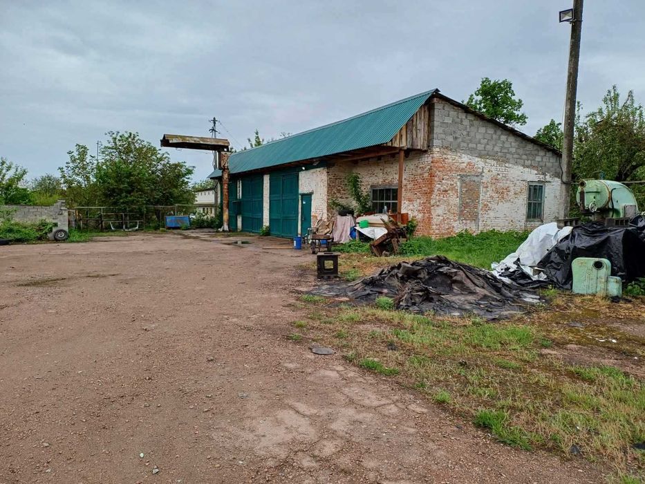 Продаж нежитлових будівель за адресою Прилуцький район, селище Ладан