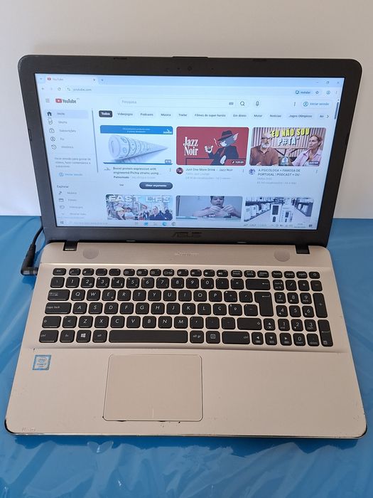 Portátil ASUS ASUS R541U| Ecrã 15.6'' | Intel i7 a 2,5GHz|  RAM DDR 4 | Gráfica NVIDIA GeForce 920MX 2GB I HDD 500 Gigas | BATERIA + 5Horas | MPECÁVEL