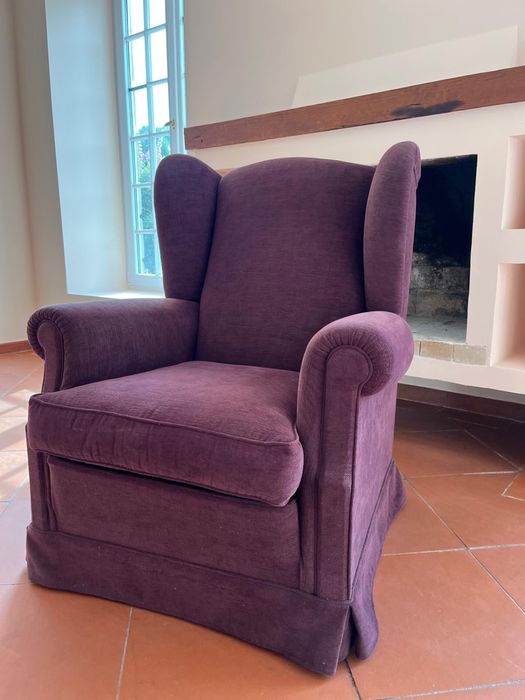 Cadeirão de orelhas forrado em chenille