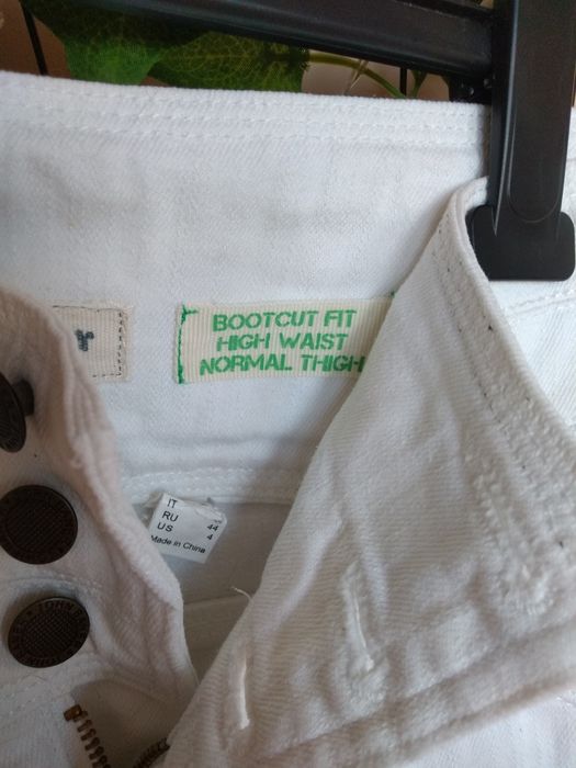 Białe jeansy proste nogawki płaski brzuch 38