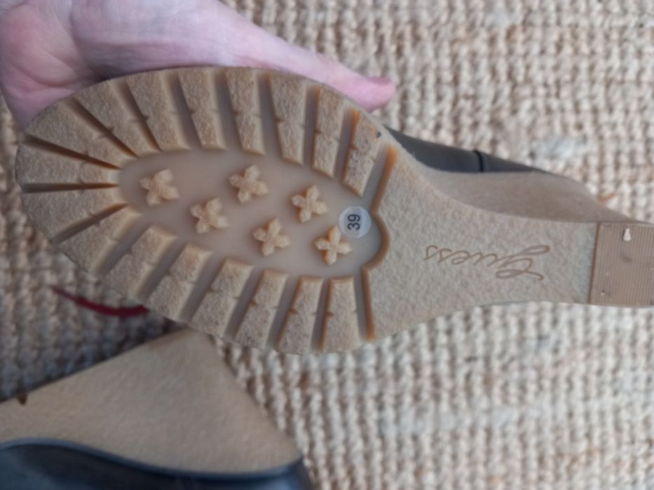 Botas castanhas marca ' guess  ' completamente novas