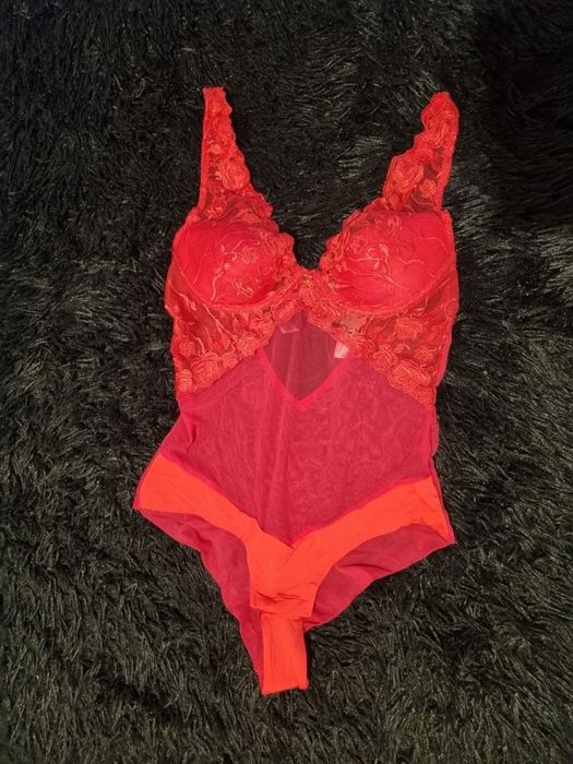Piękne koronkowe body damskie, kolor malinowy