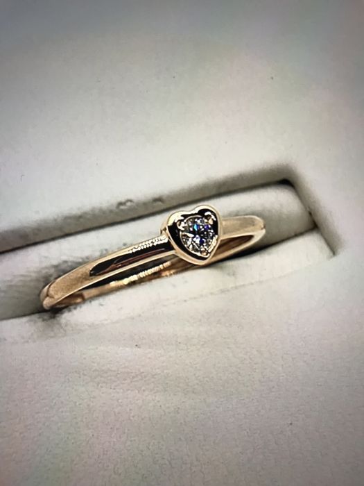 Золотое кольцо с бриллиантом