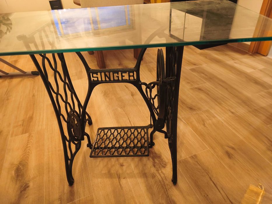 Mesa com base em máquina Singer