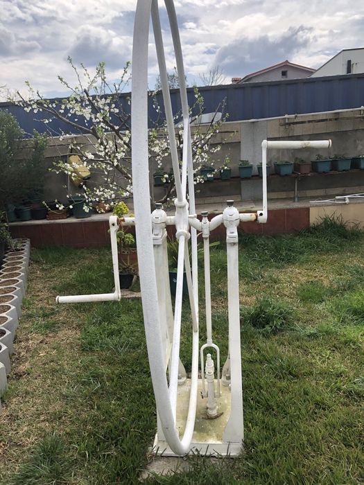 Bomba de agua manual Antiga em ferro  da para tirar dos dois lados