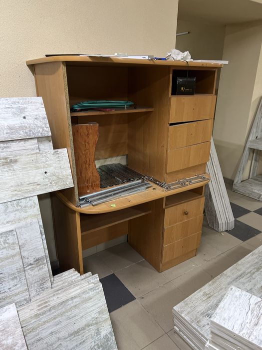 Столи письмові різних типів і розмірів