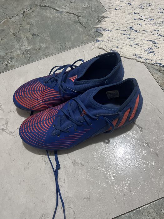 Chuteiras Adidas Predator azuis e laranja