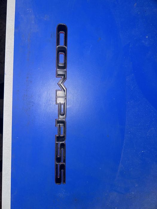 Емблема напис COMPASS на ліві двері